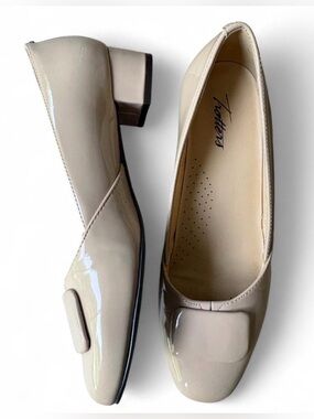 Trotters Nude Patent Leather Square Toe Block Heels Size 8M